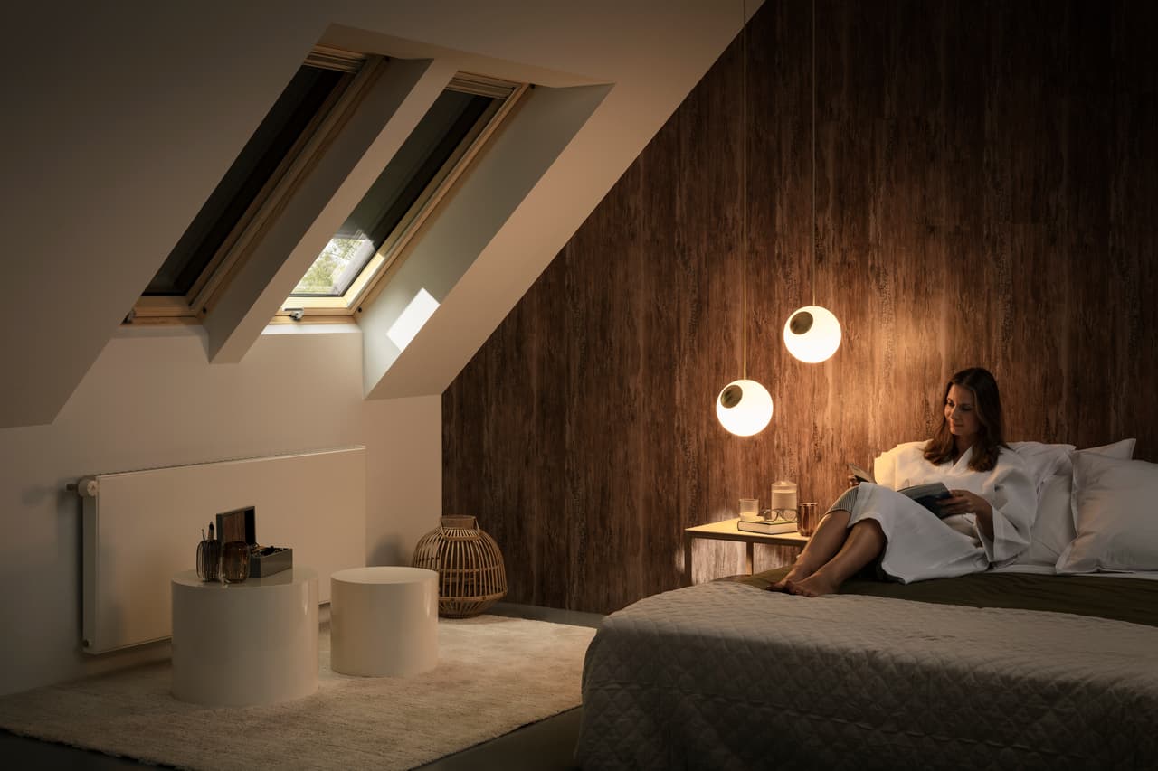 Profesjonalni monterzy planujący instalację okien dachowych